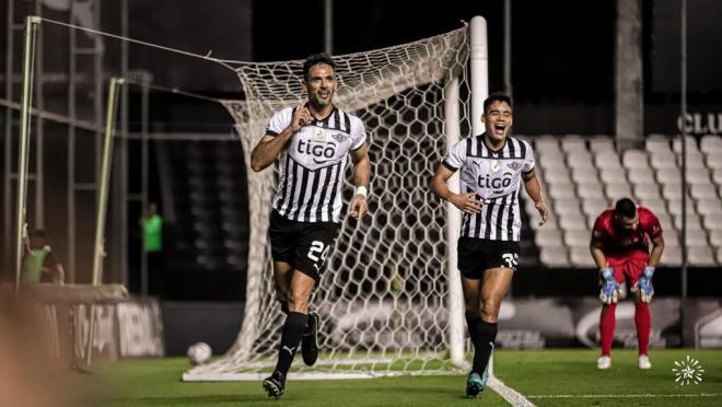 Roque Santa Cruz celebra gol