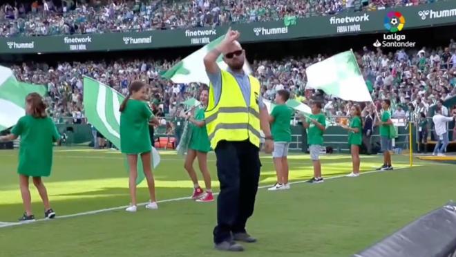 Seguridad del Betis bailando Despechá