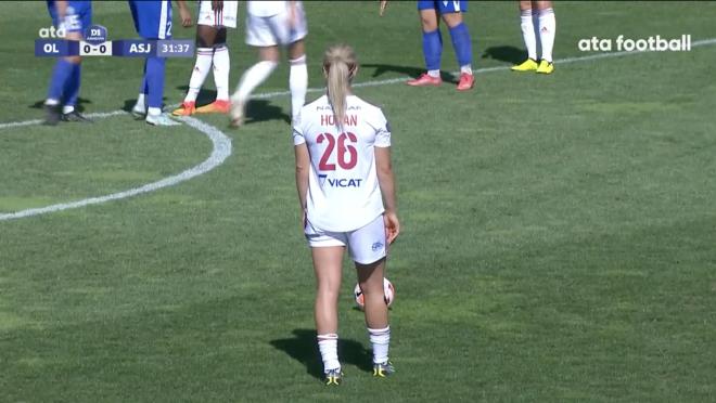 Lindsey Horan free kick