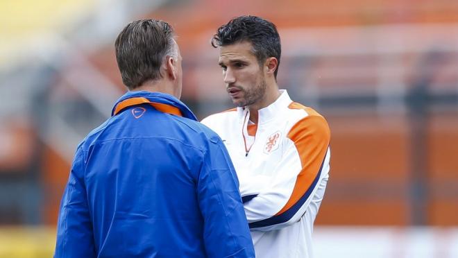 Manchester United Coach Louis van Gaal talks to Robin van Persie