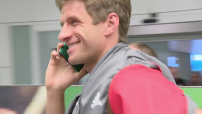 Thomas muller uses passport as a phone