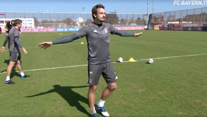 Mats Hummels Thomas Muller Shot Challenge