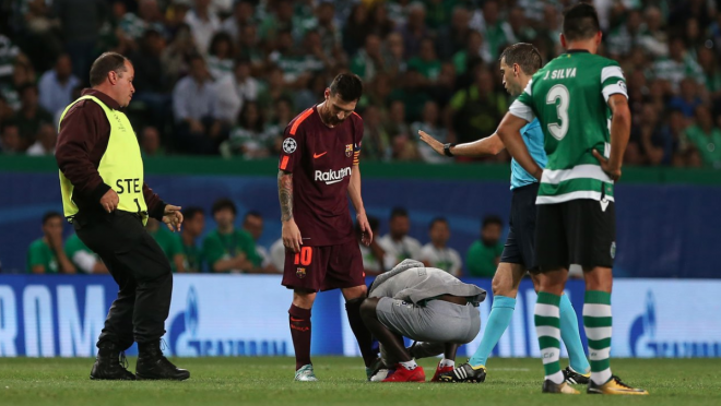 Pitch Invader Kisses Lionel Messi Feet