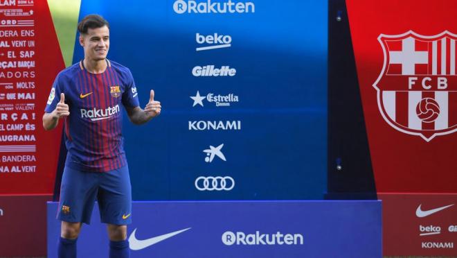 Coutinho happily gives a thumbs up in a fresh Barcelona uniform.